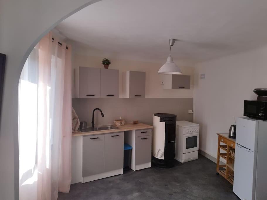 Jolie Maison De Bourg Tout Equipee 10Km D'Ambert Saint-Amant-Roche-Savine Dış mekan fotoğraf