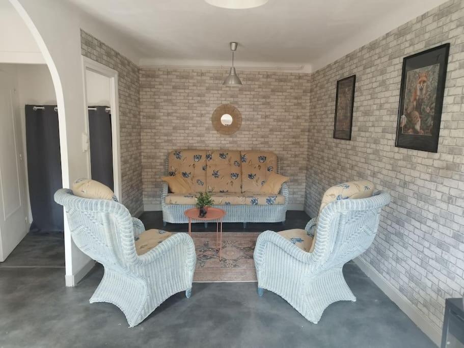 Jolie Maison De Bourg Tout Equipee 10Km D'Ambert Saint-Amant-Roche-Savine Dış mekan fotoğraf