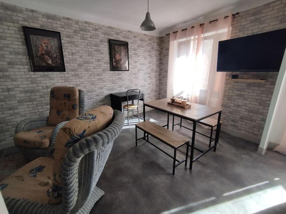 Jolie Maison De Bourg Tout Equipee 10Km D'Ambert Saint-Amant-Roche-Savine Dış mekan fotoğraf